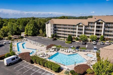 The Dean - Relaxing Condo With Pools Pigeon Forge Exterior photo